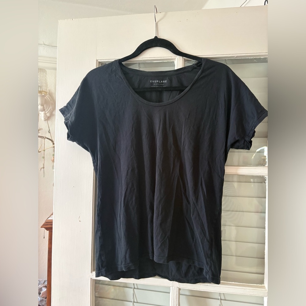 black everlane cotton t-shirt